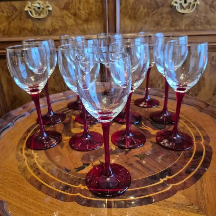 12 Copas de vino pié rojo rubí. Cod. 1186