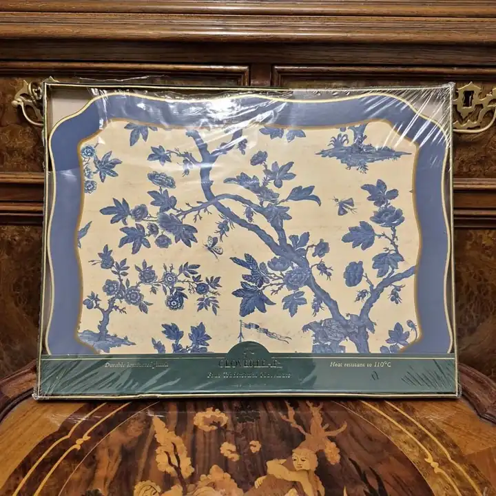 "Vintage Cloverleaf Chinoiserie Placemats Set, Brand New in Original Box, Made in England". Cod. 177