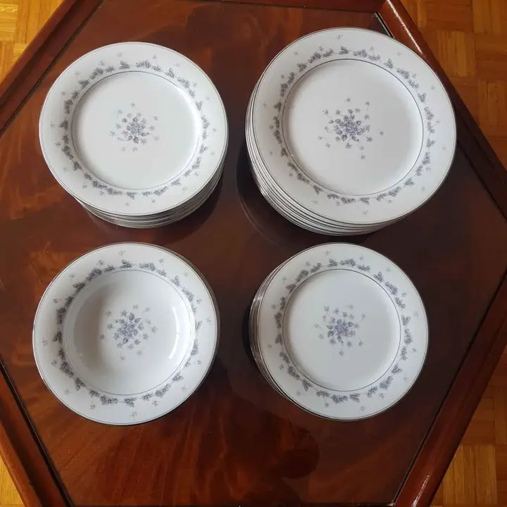 Juego de platos para 12 Noritake Camille (6016). Cod. 637. Son 48 platos