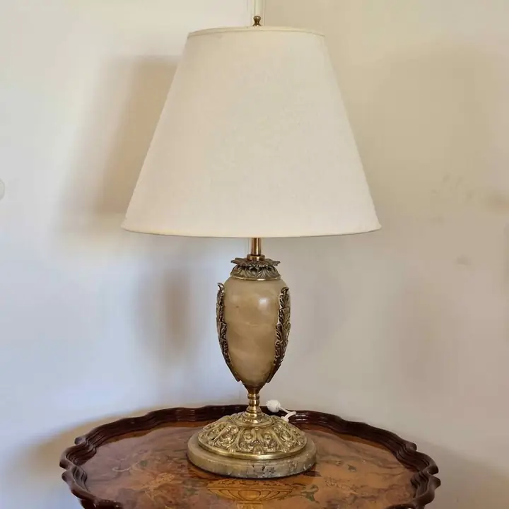 Lámpara de mesa con pié de bronce y alabastro. Cod. 1865
