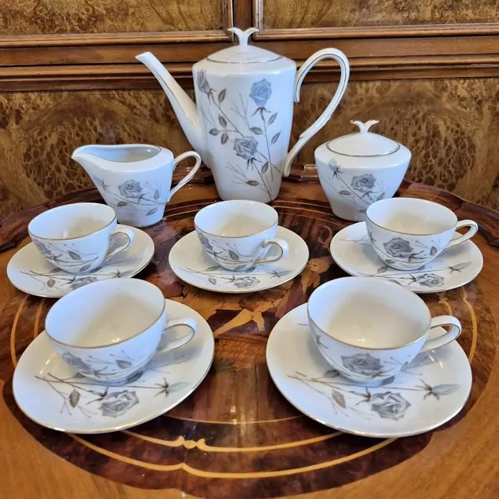Juego de café Tsuji rosas con tallo celestes. Cod. 1870