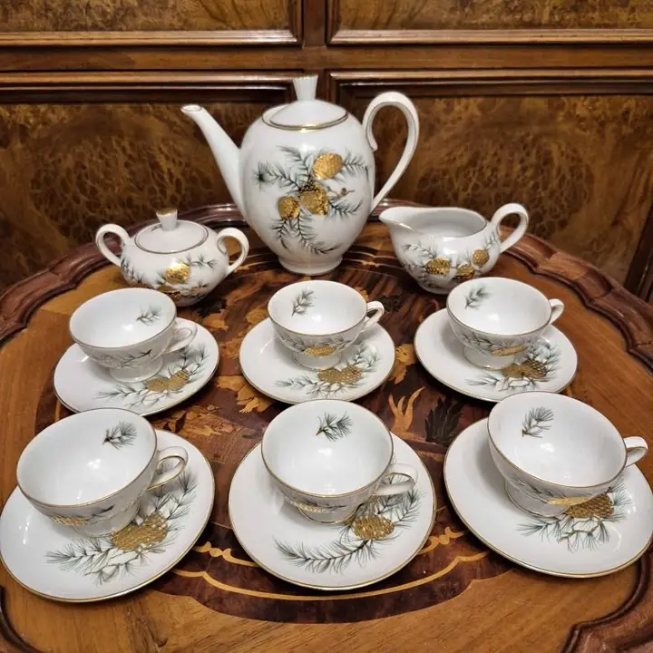 Juego de café Tsuji piñas oro. Cod. 1912
