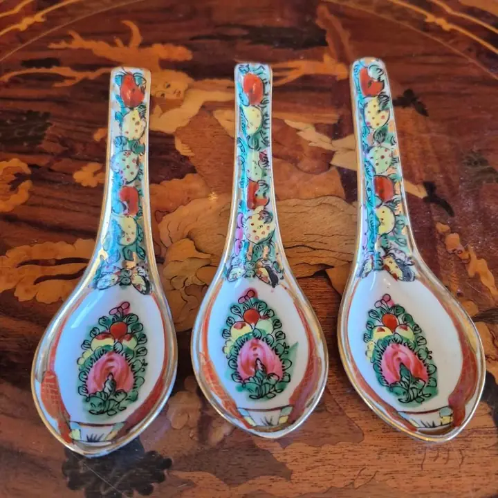 3 Cucharas de porcelana china. Cod. 1250