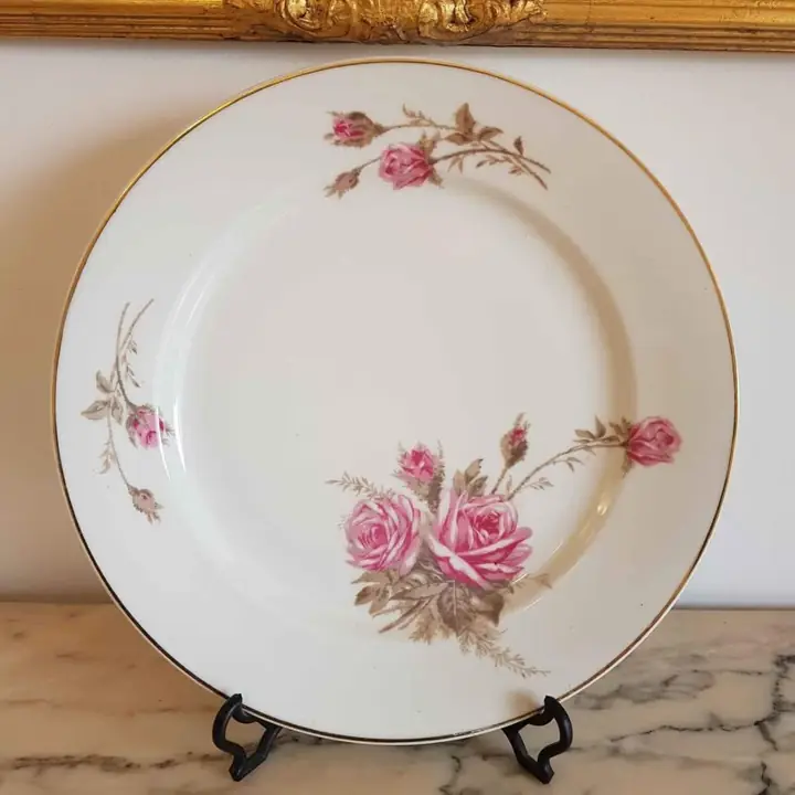 Fuente redonda Charles Ahrenfeldt rosas. Cod. 537