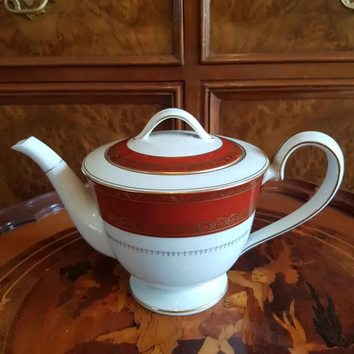 Tetera Noritake Nippon Toki Kaisha rojo y oro. Cod. 906