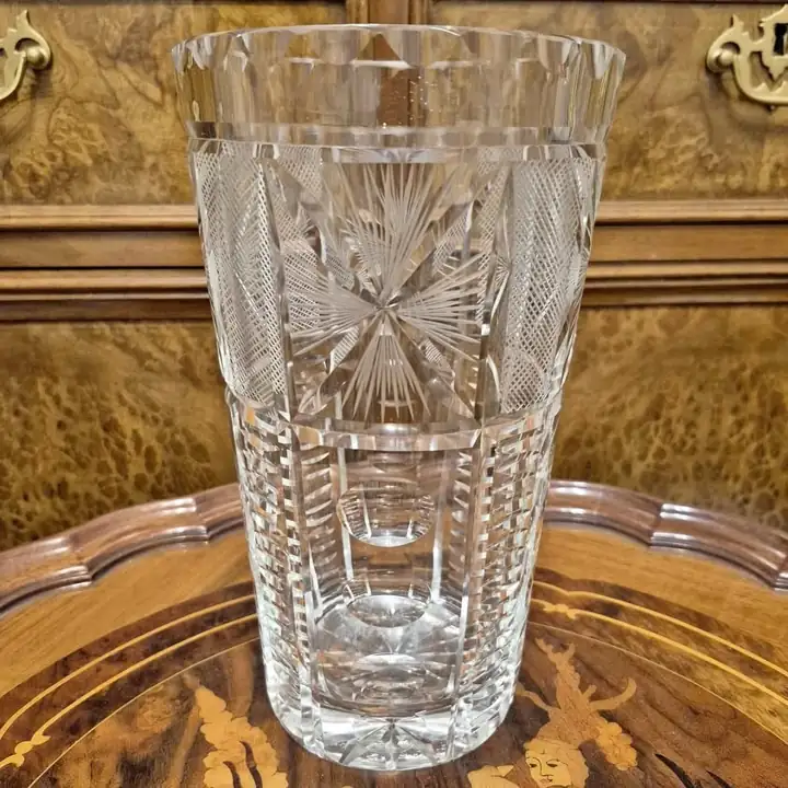Florero de cristal de Bohemia tallado. Cod. 1747