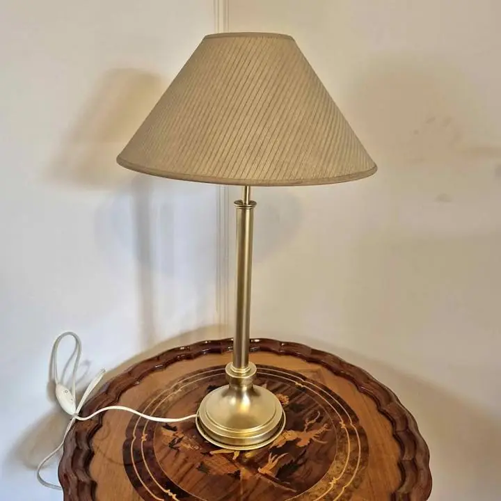 Lámpara de mesa/escritorio metal dorado. . Cod. 1165