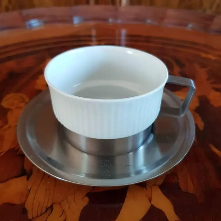 10 Duos de café porcelana y acero. Cod. 624