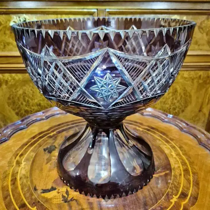 Gran centro de mesa de cristal púrpura. Cod. 1677