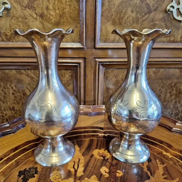 Par de floreros de bronce. Cod. 1852