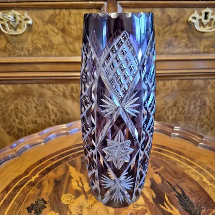 Florero de cristal púrpura. Cod. 1733