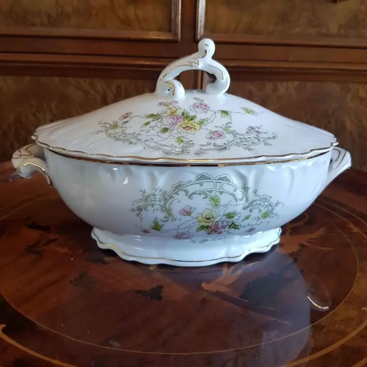 Antigua guisera porcelana europea flores. Cod. 677