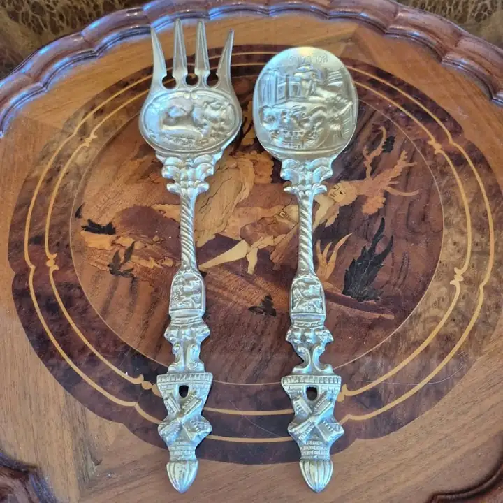 Gran cuchara y tenedor decorativo de bronce. Cod. 1258