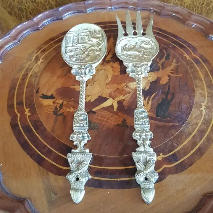 Tenedor y cuchara decorativos de bronce. Cod. 1043