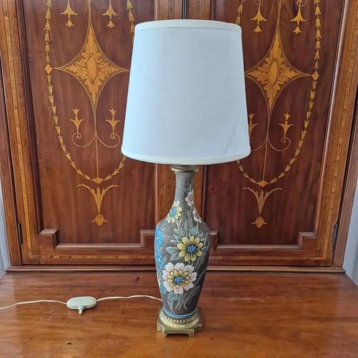 Lámpara jarrón con flores y bronce. Cod. 1225
