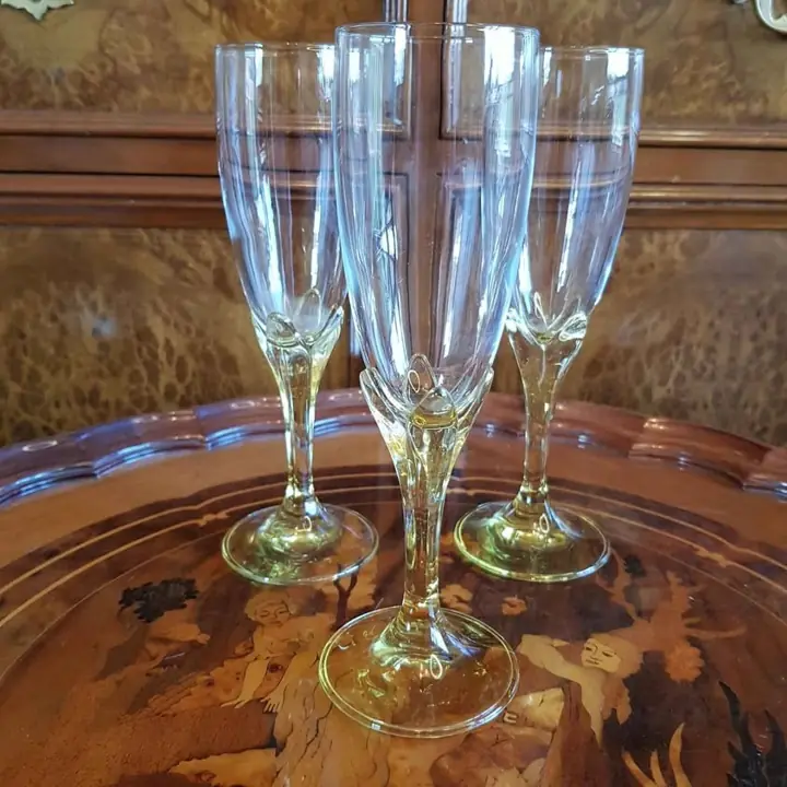3 Copas de cristal pié flor en amarillo. Cod. 1203