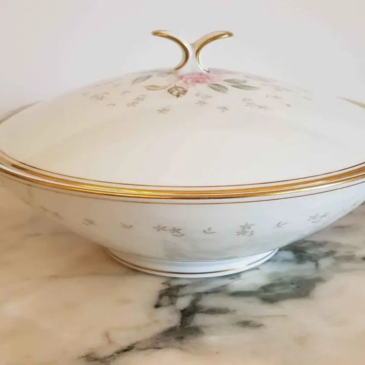 Guisera Noritake modelo Rosebud (6017). Cod. 414