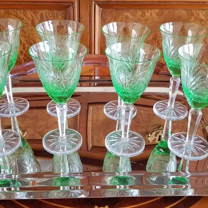 8 Copas de cristal tallado color verde. Cod 243