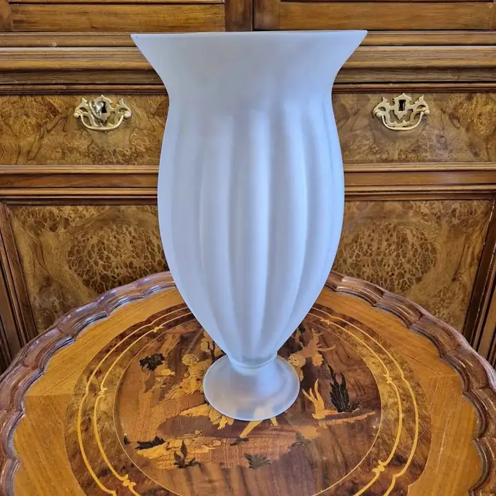 Gran florero de vidrio esmerilado satinado. Cod. 1709