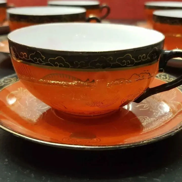 Juego de té japonés rojo con geisha a trastuz. Cod. 221
