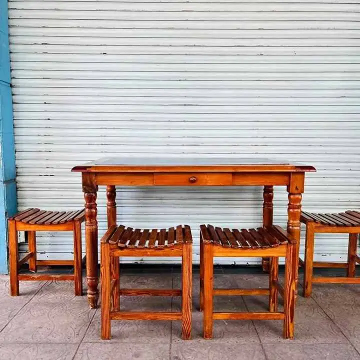 Juego de mesa y bancos pinotea