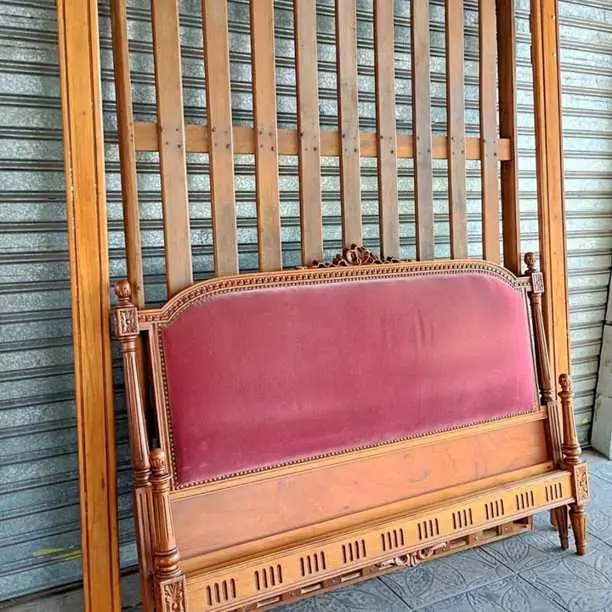 Cama de 2 plazas estilo antiguo