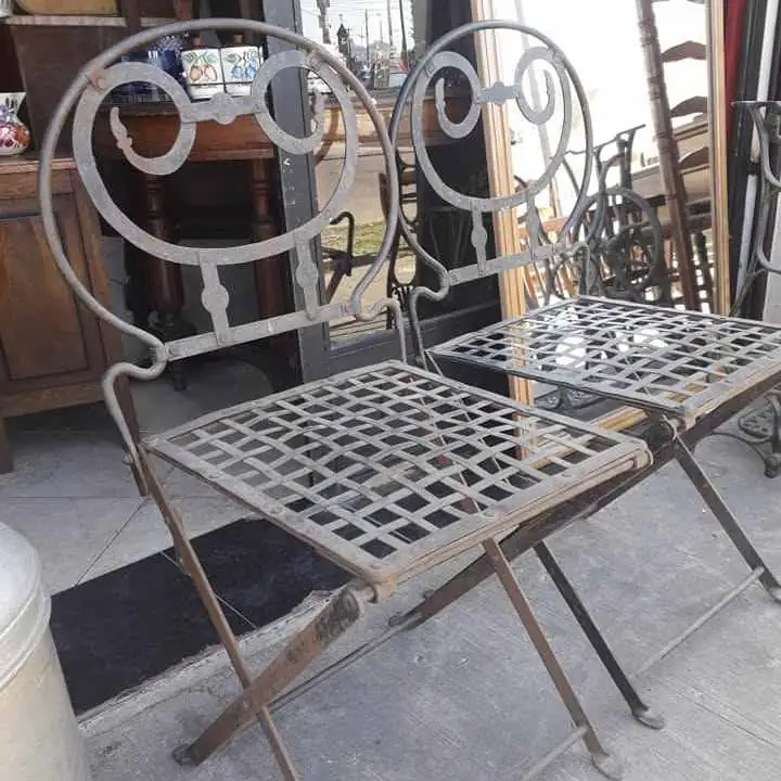 Sillas antiguas remachadas hierro