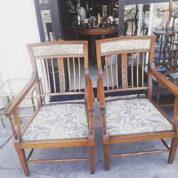 Sillones antiguos estilo madera sanos