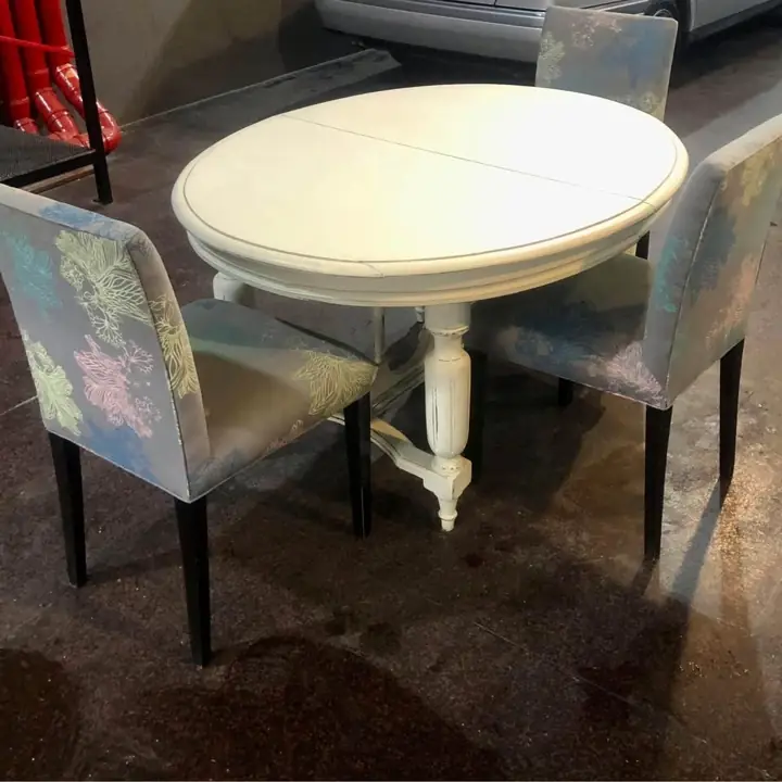 Juego de mesa con sillas tapizadas