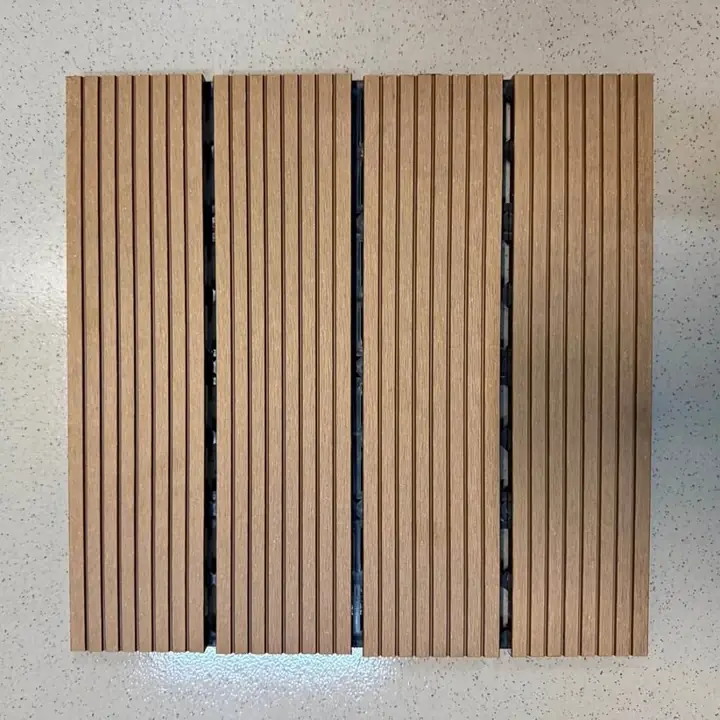 Revestimiento Moderno - Baldosa Piso WPC Rayada Encastrable 30x30 Exterior - Envíos a Domicilio