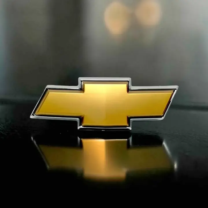 Logo insignia dorado Chevrolet Corsa desde 2008
