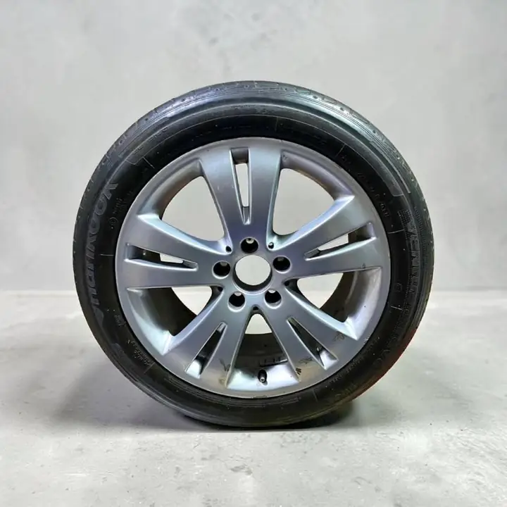 Vendo llanta con neumático original de Mercedes Benz 205 55 17