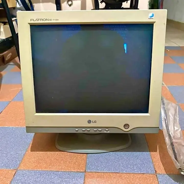 Monitor de computadora LG funcionando vintage