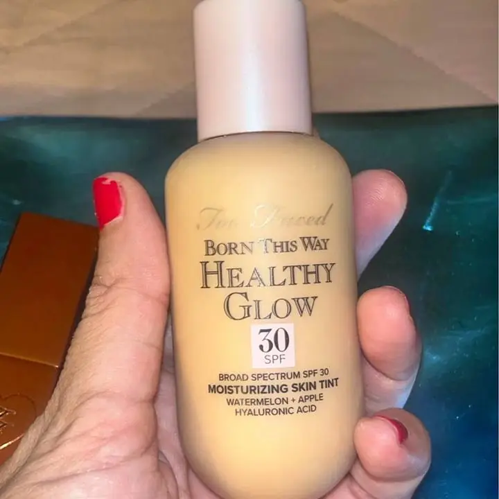 Base ligera too faced born this way con ácido hialuronico nueva