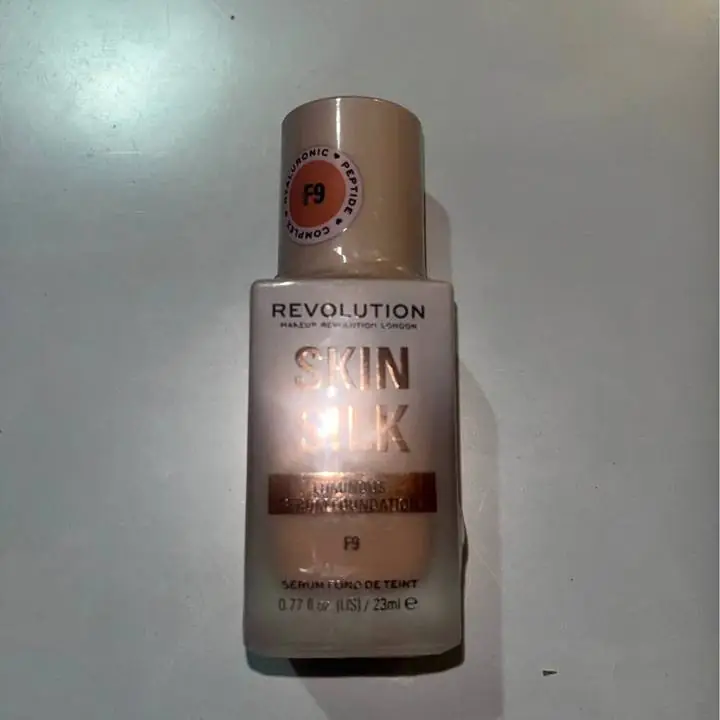Base de maquillaje serum Revolution luminosa y con ácido hialuronico color F9
