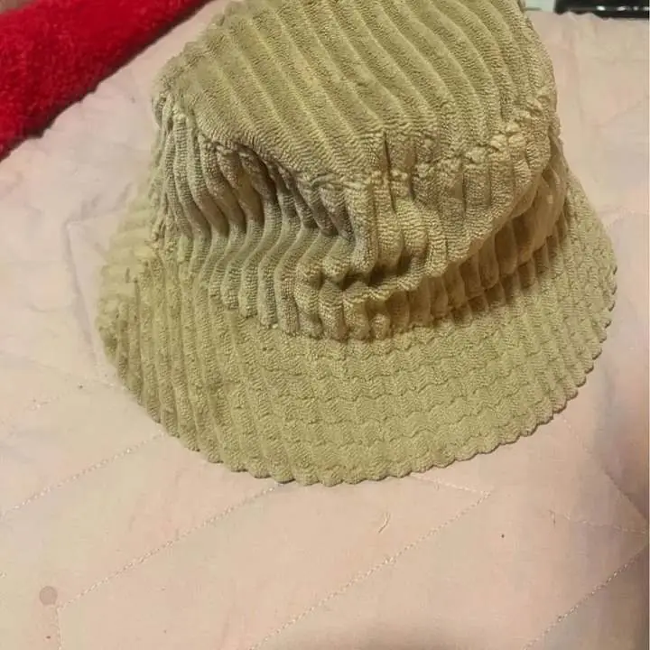 Gorro de corderoi nuevo de Galerías Lafayette Paris