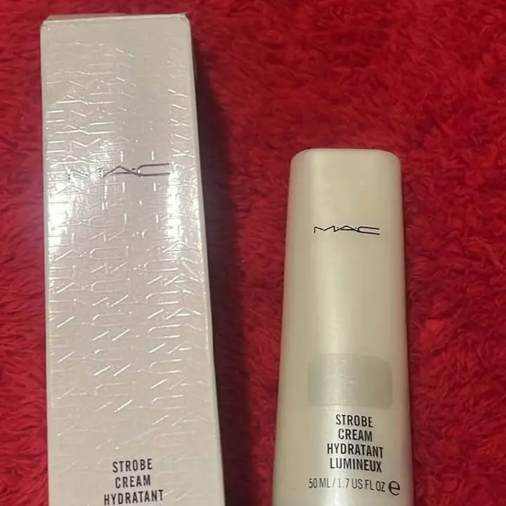 Crema iluminadora hidratante strobe de mac silverlite