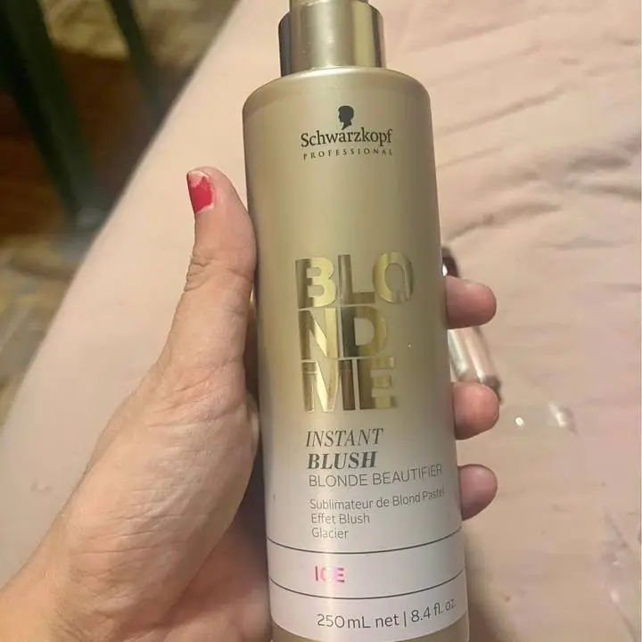 Spray color blond me de Schwarzkopf color ice , lila dura varios lavados