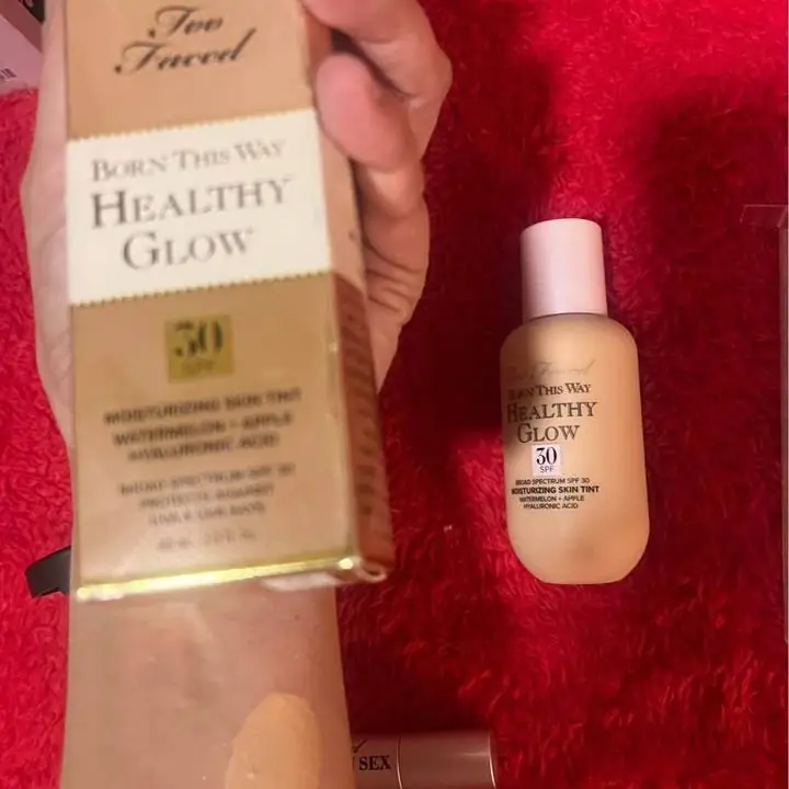 Base Born this way glow ligera too faced tomo nude con protección solar nueva