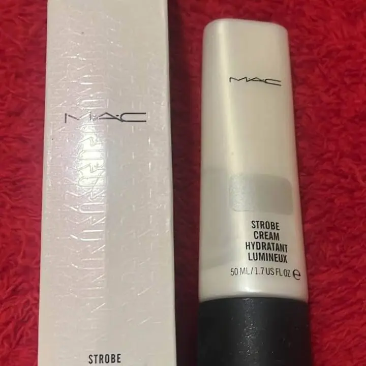 Crema hidratante iluminadora strobe de mac silverlite