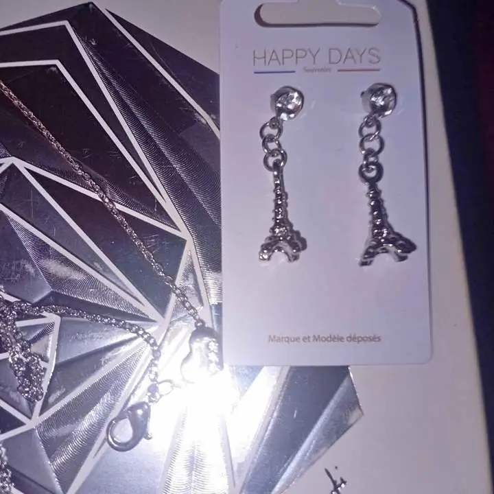 Conjunto de cadena y aros de la torre eiffel. Nuevo