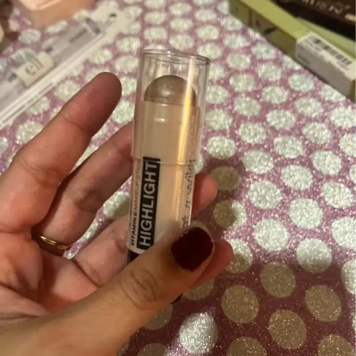 Iluminador nuevo wet & wild con vitamina E en barra
