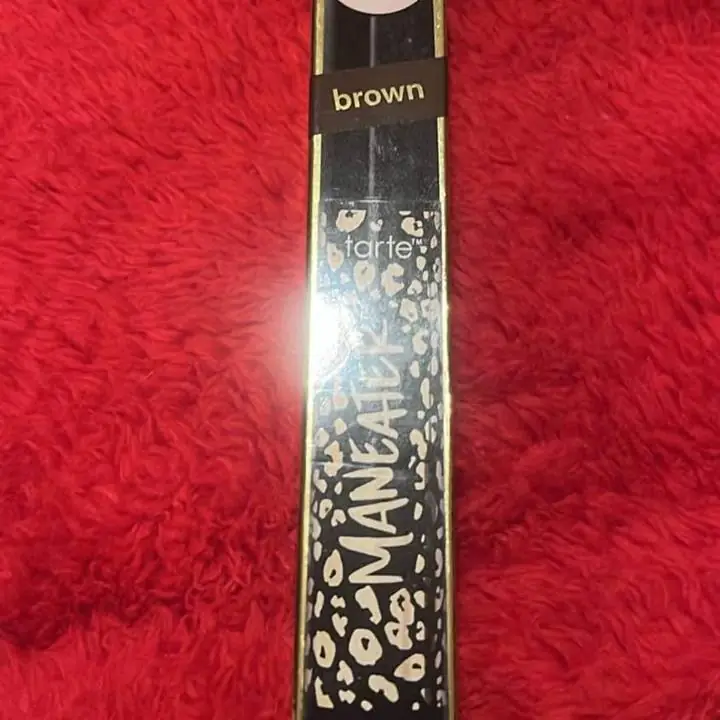 Máscara de pestañas marrón marca Tarte