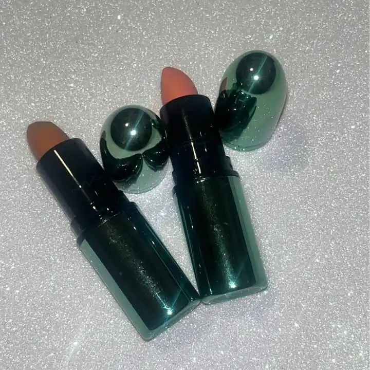 Labiales cremosos marca Mac colores marrón y nude nuevos cada uno