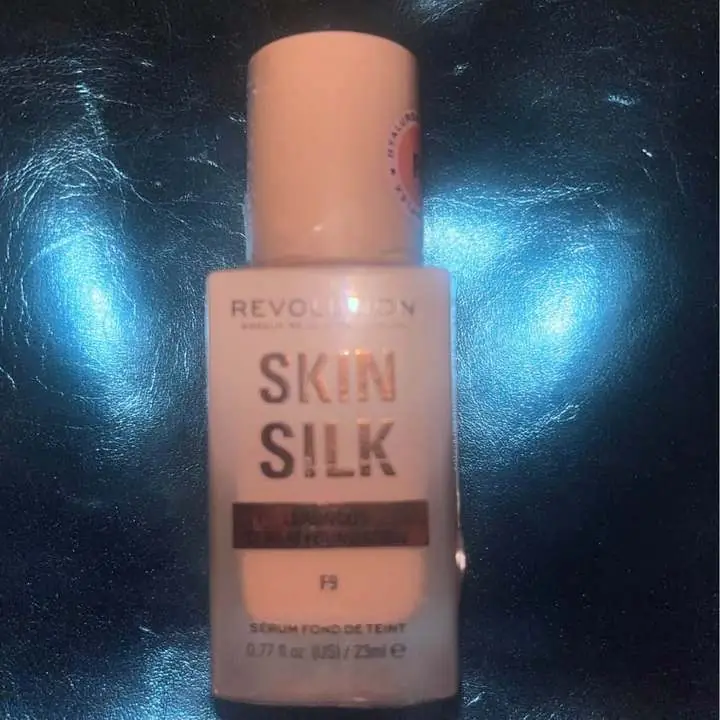 Base luminosa con ácido hialuronico y peptides Revolution nueva