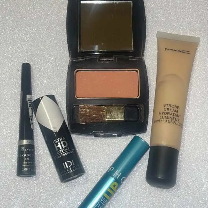 Set de maquillaje básico crema base Mac , delineador líquido , labial y máscara de pestañas nuevos