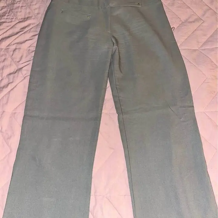 Pantalón verde Ayres dice small pero es un poquito más grande