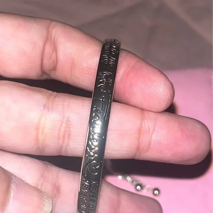 Pulsera con frases optimistas en inglés Marca Macy’s traída de NY