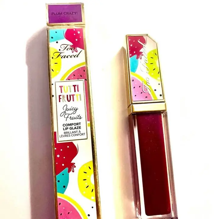 Lip gloss too faced color violeta hidratante