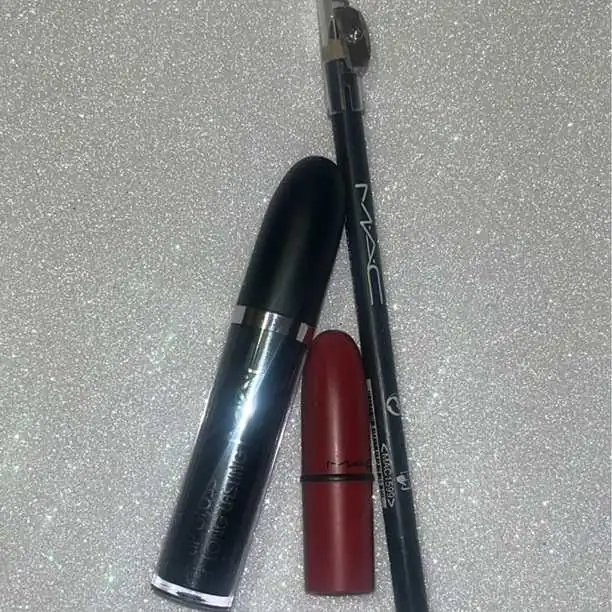 Set de maquillaje labial , delineador de ojos y sombra líquida marca Mac